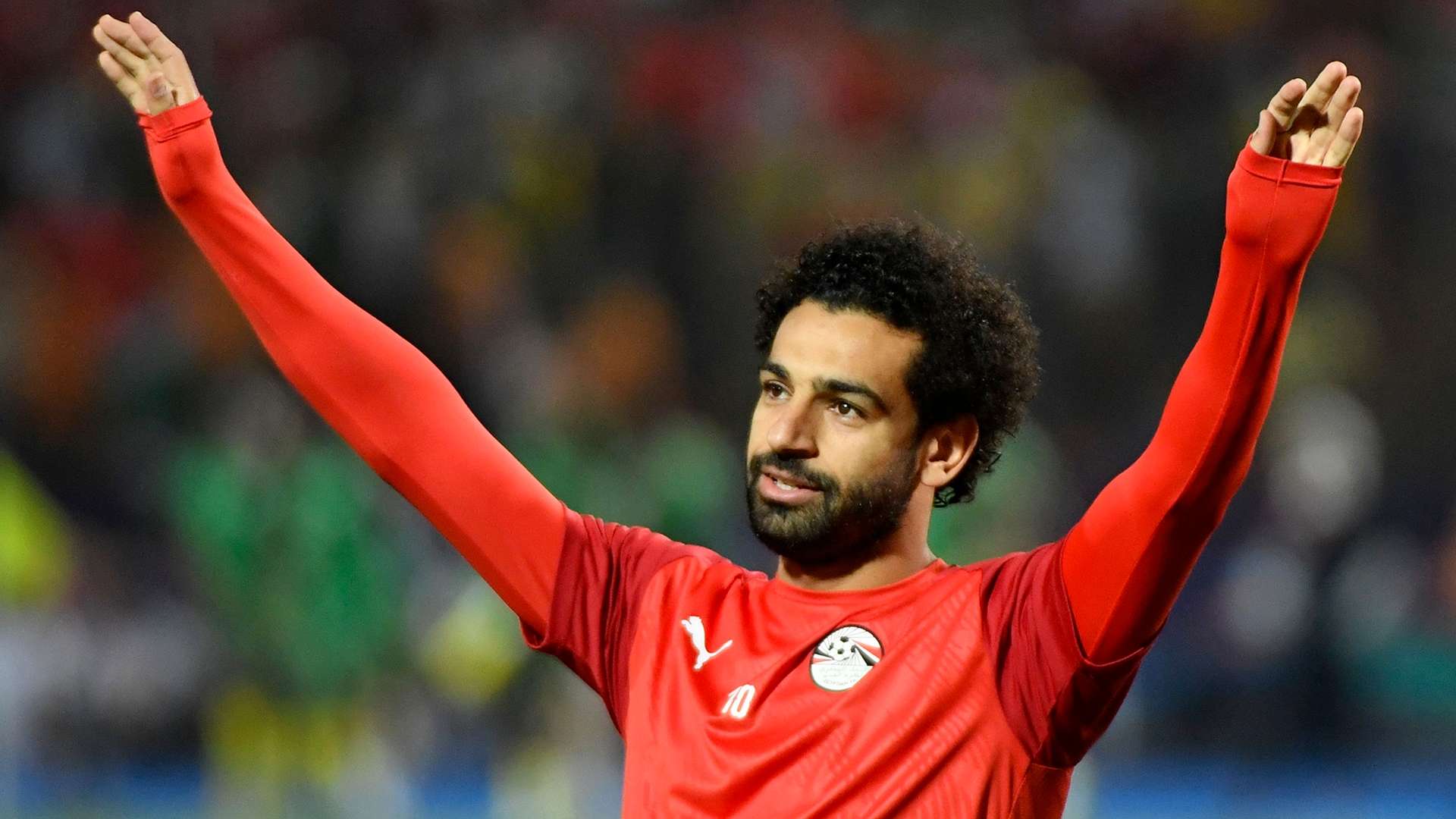 أدريان يهدى محمد صلاح قميص ريال بيتيس باسمه قبل الودية المرتقبة.. صورة 