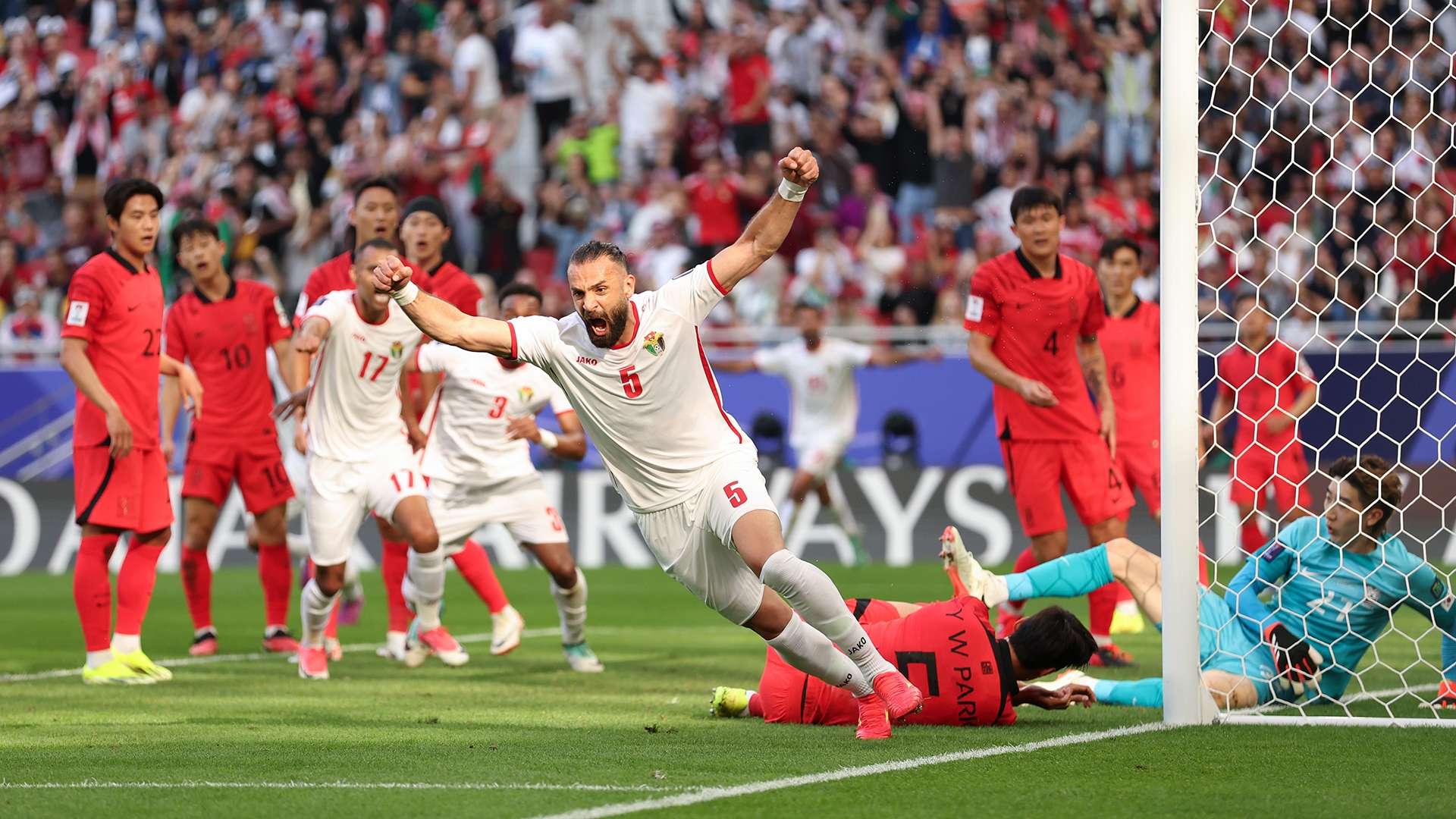 فيديو | "يعتبر نفسه بطلًا بالفعل".. احتفالات لاعبي ريال مدريد مع الجماهير في سانتياجو برنابيو! | 