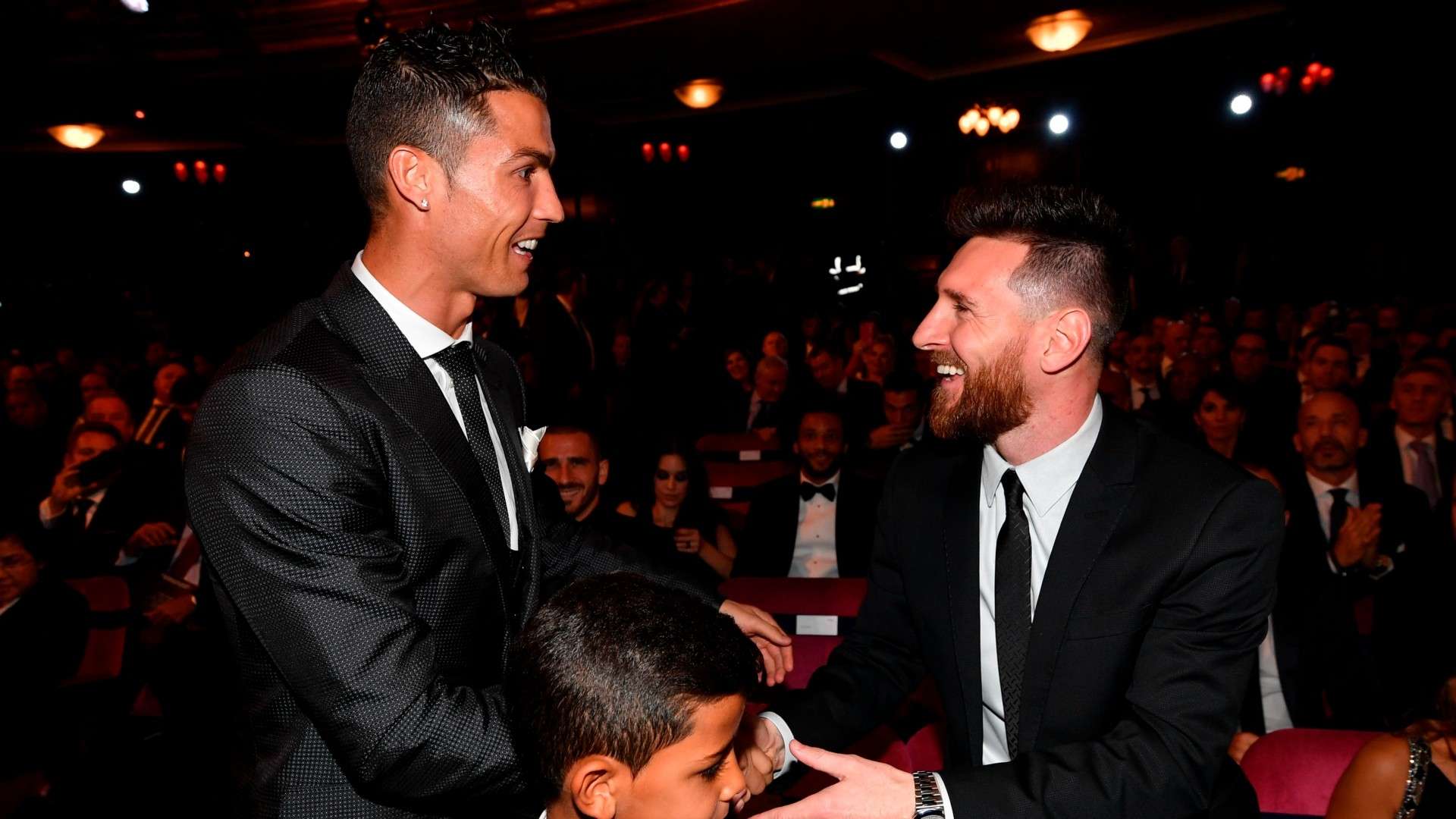 فيديو : لاعبو برشلونة يتجهون إلى ملعب مباراة أتلتيكو مدريد 