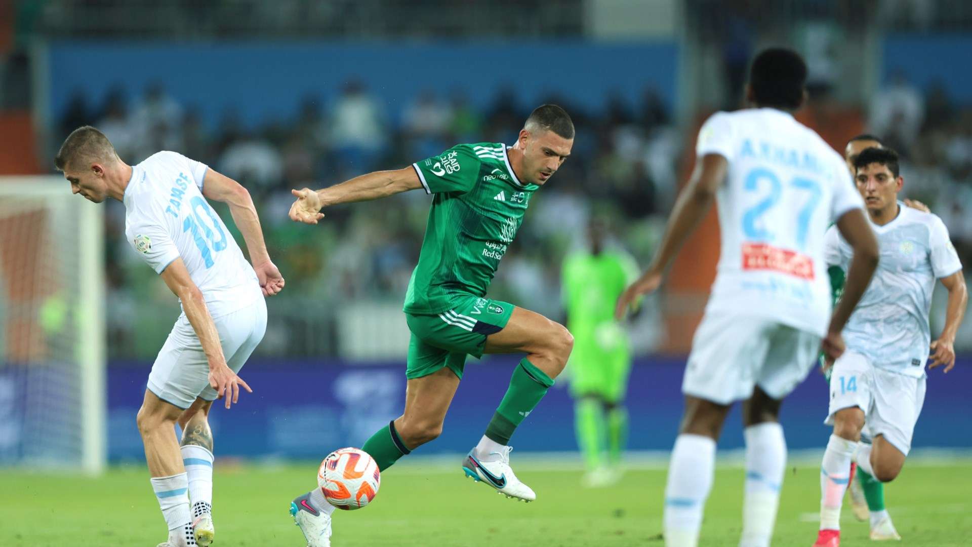 فيديو | سافيتش يُرضي فضول الجمهور .. الهلال يُوزع هدايا جميلة على نجومه | 