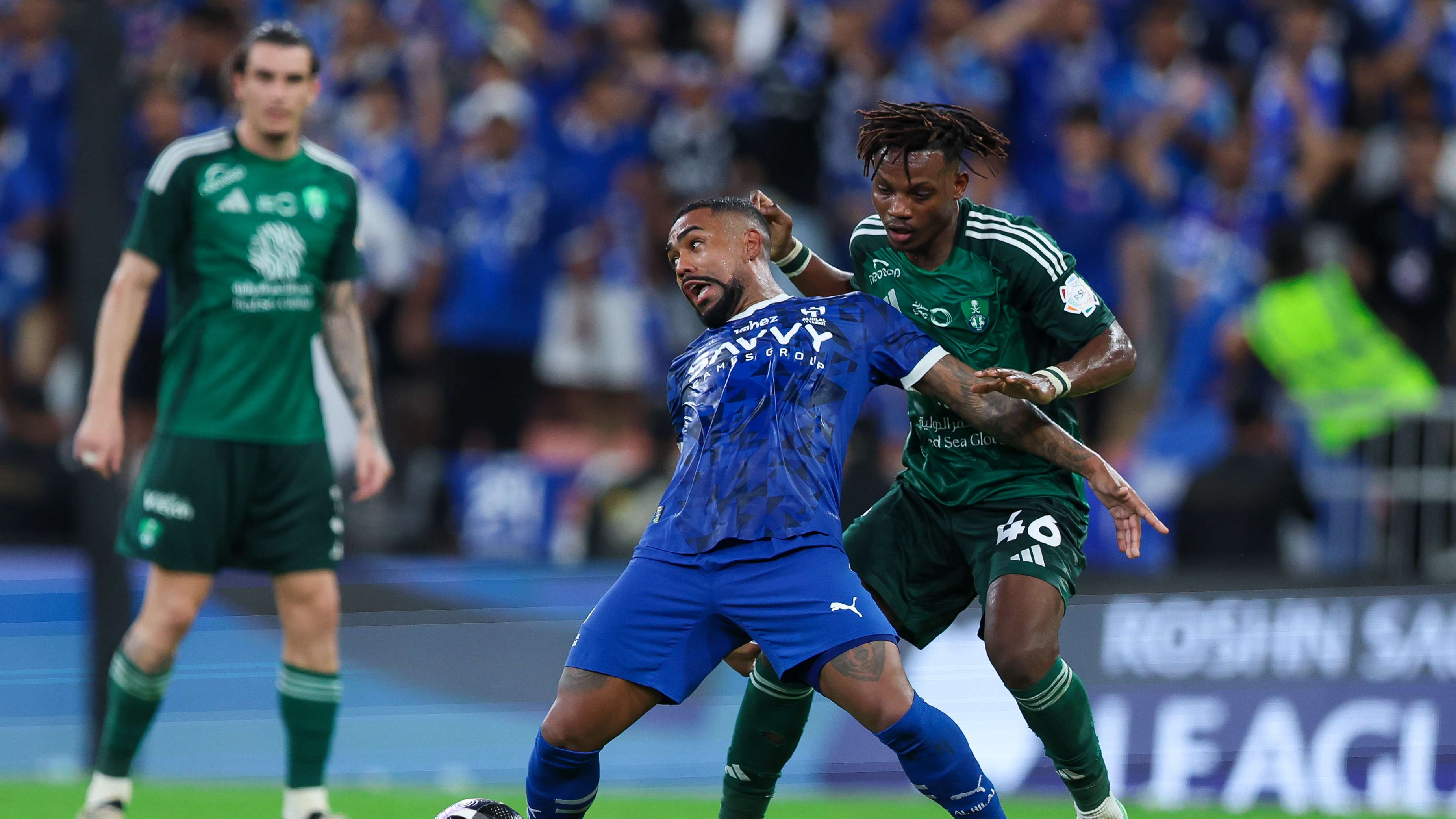 "هتاف قذر" .. العنصرية تورط الهلال في كلاسيكو الأهلي | 