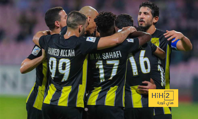 فيديو | وقف للغناء والرقص باستفزاز أمام اللاعبين .. استقبال خاص من مشجع هلالي لحافلة النصر | 