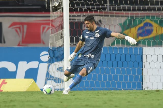 "الطبيب لم يخيّط القطع" .. أحمد شراحيلي يكشف خطأ طبيًا وراء غيابه الطويل عن الاتحاد! | 