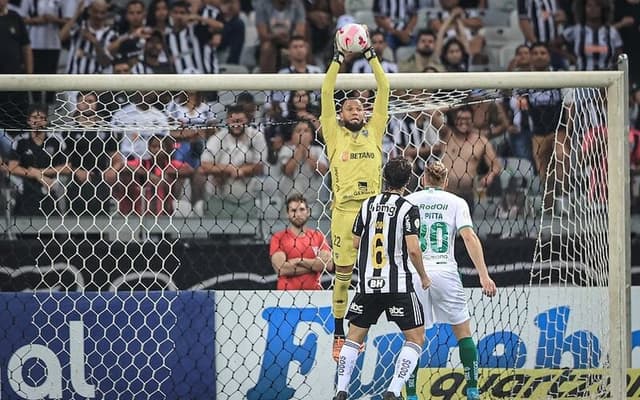 كوليبالي يتحدث عن ظروف كلاسيكو الهلال والأهلي 