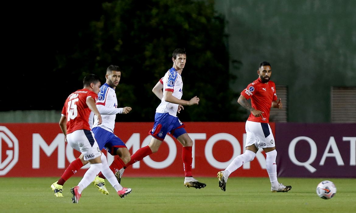 فيديو : جماهير باير ليفركوزن تقتحم الملعب بعد التتويج بالدوري الألماني 