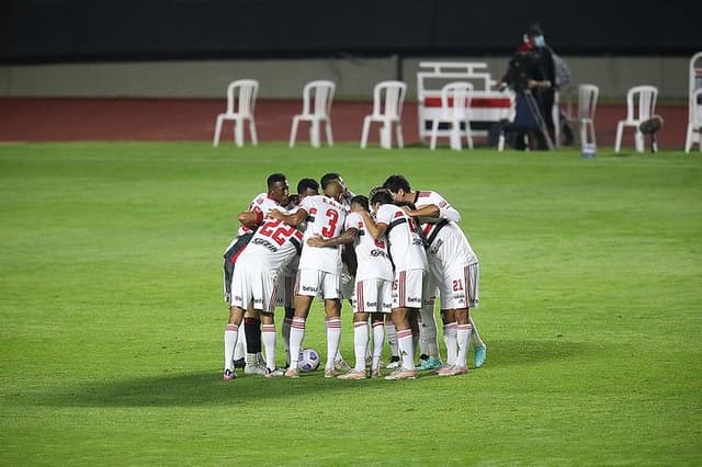 فيديو | "الطقطقة" القوية بدأت .. لافتات وهتافات جمهور الهلال للتقليل من الأهلي تشعل المدرجات | 