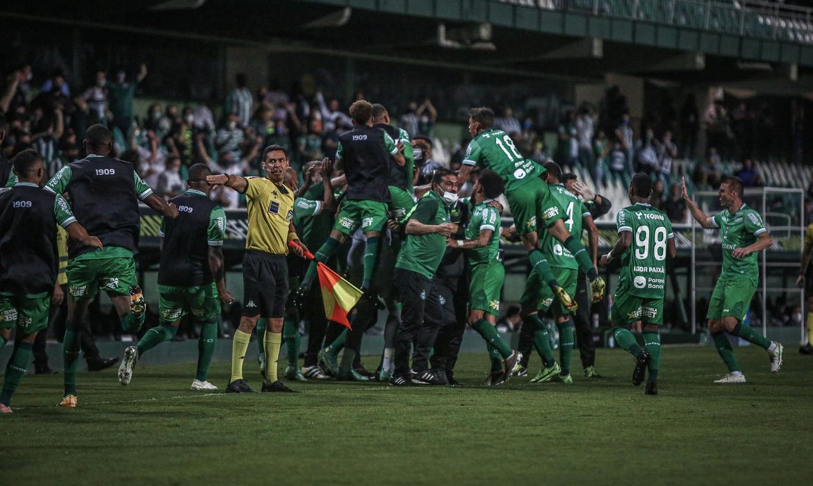 فيديو | النصر يحتفل بإيمريك لابورت .. واللاعب يرد بـ"طلب مهم" من زملائه | 