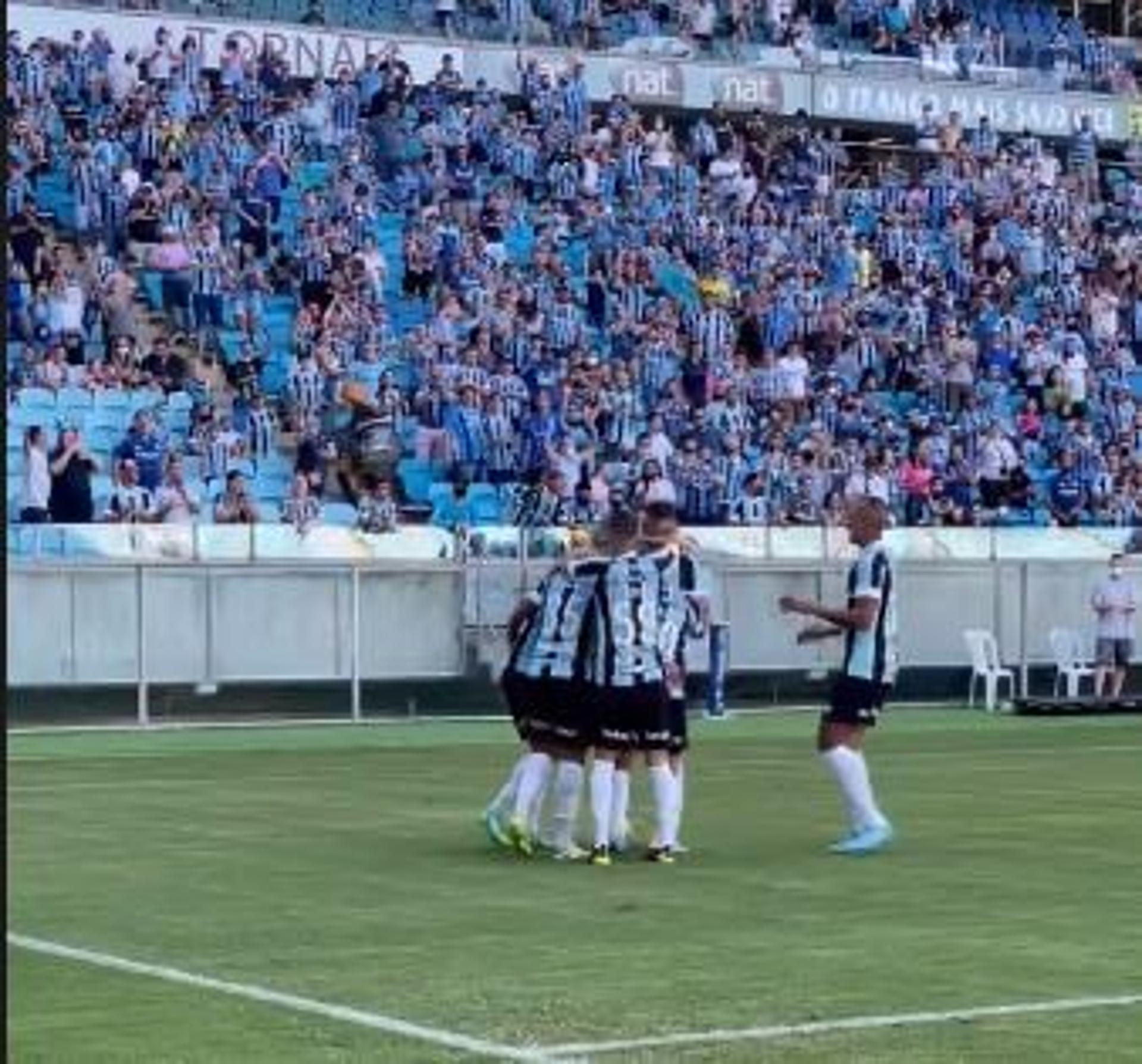 البعثة سافرت إلى أبها .. الأهلي يحسم موقف فيجا والبريكان من مواجهة الهلال في كأس السوبر | 