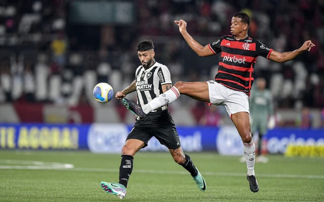 بعد تخليد اسمه في كلاسيكو النصر .. لاعب الهلال ينتقل إلى الدرجة الثانية في السعودية! | 