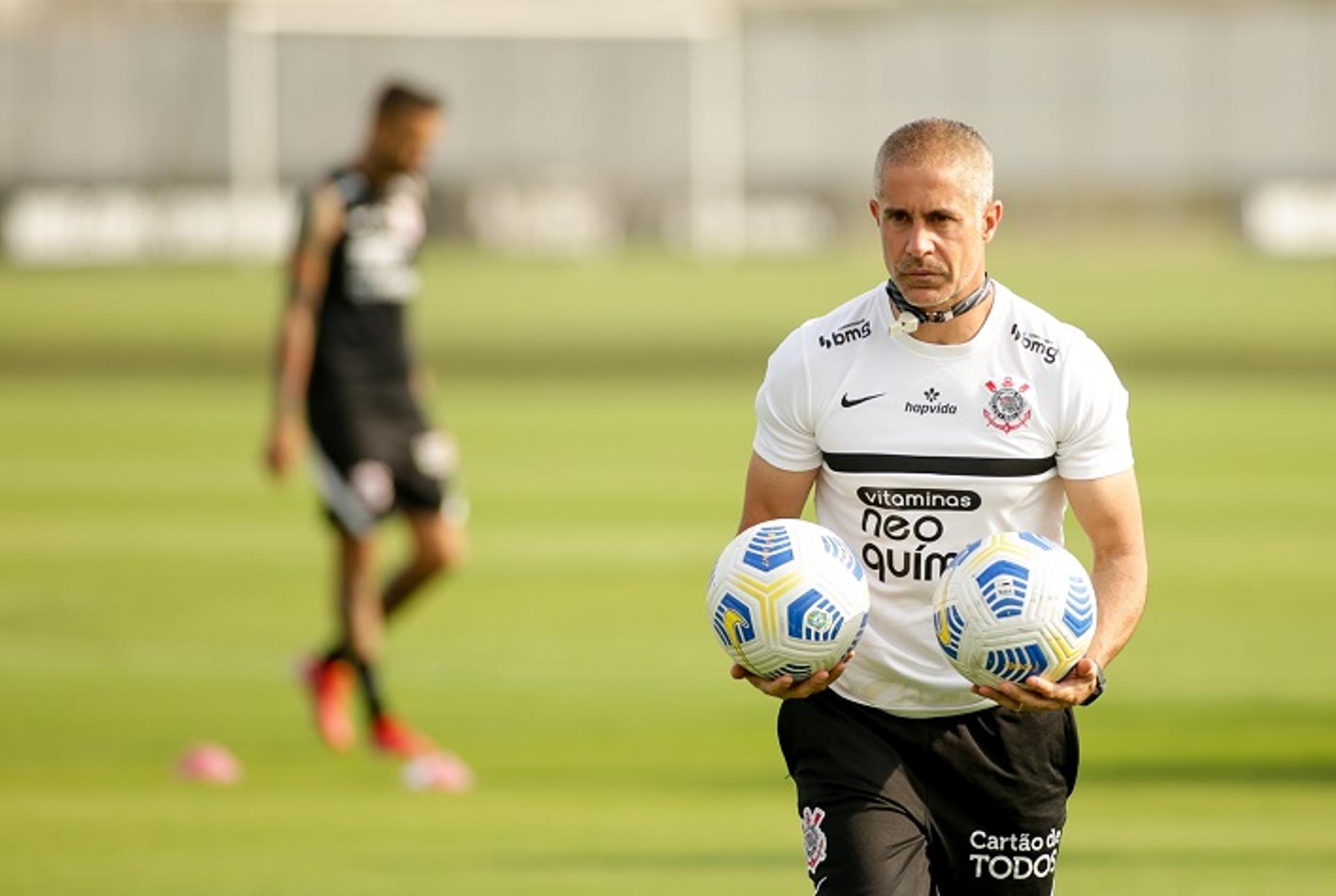 دفاع الهلال أمام الطائي في الدوري السعودي 