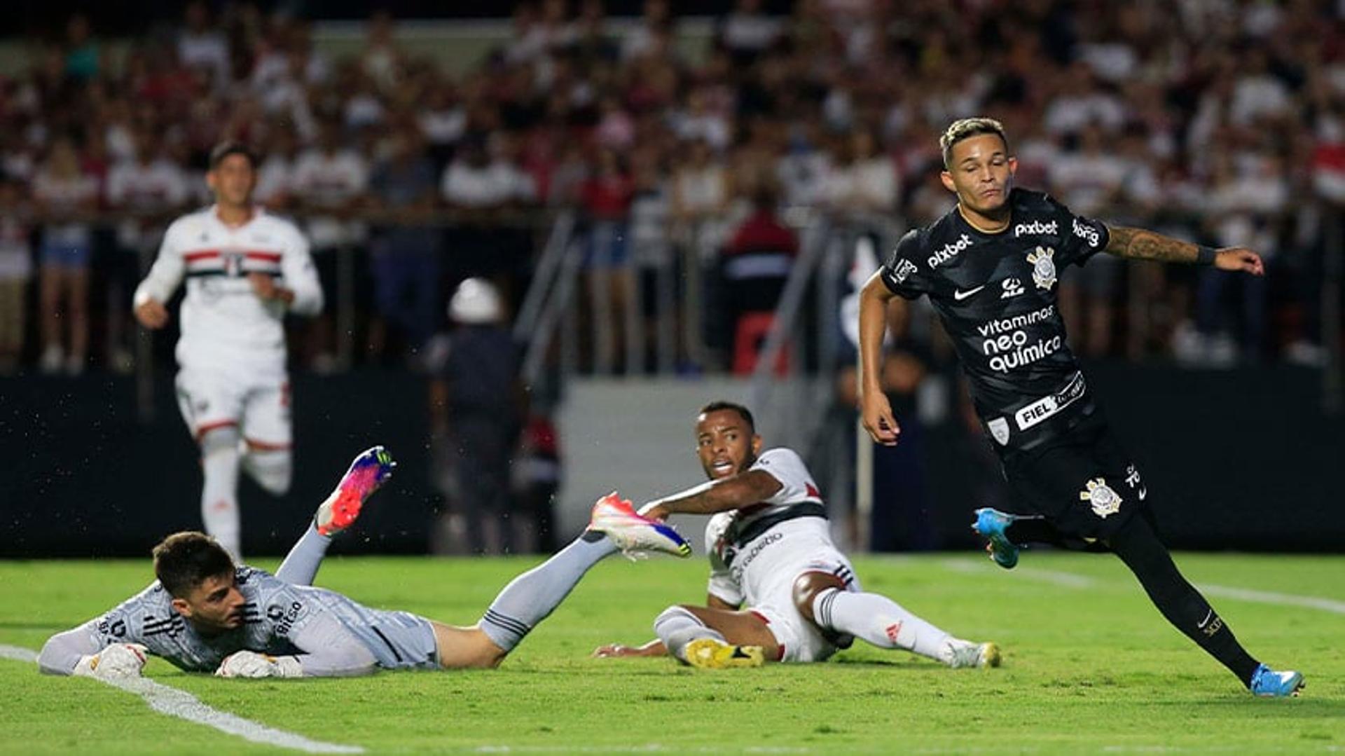 المفاوضات بدأت مع الهلال .. فريق سعودي كبير يريد عبد الله المعيوف! | 