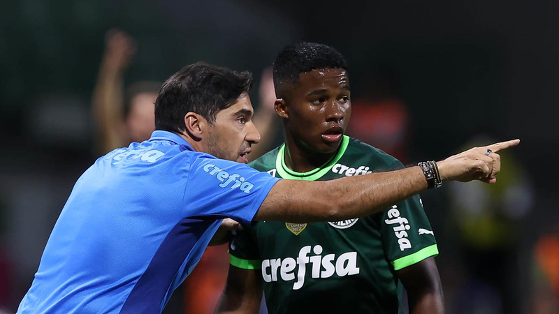 الهلال يتقدم على الحزم برباعية فى الشوط الأول ويقترب من لقب الدوري السعودي 