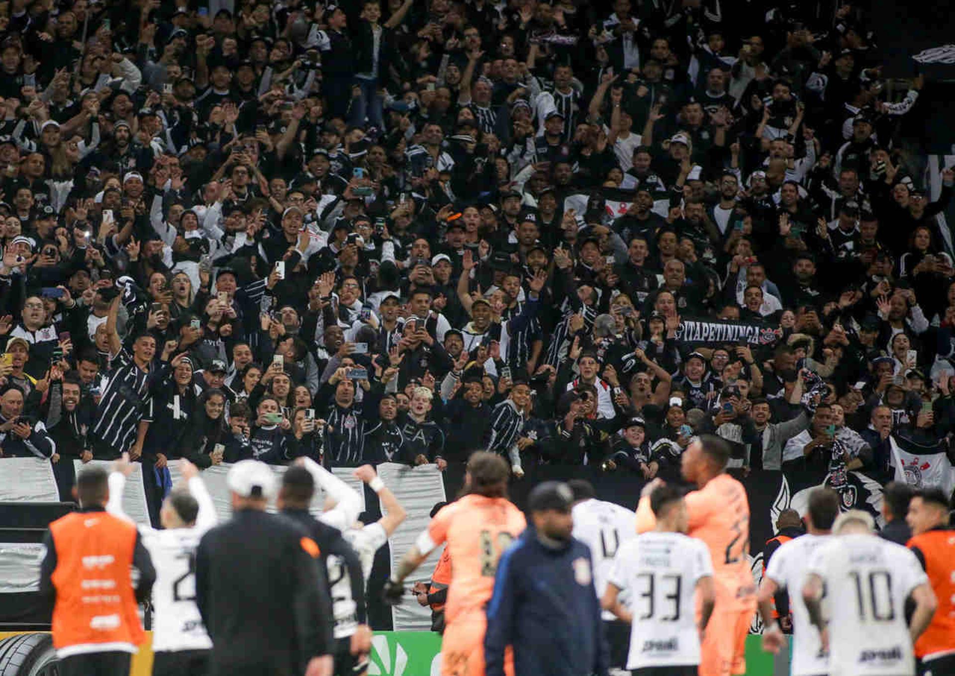 فيديو | "الرياض أجمل" .. طلب مفاجئ لصديقة كريم بنزيما بالانتقال إلى الهلال أو النصر | 