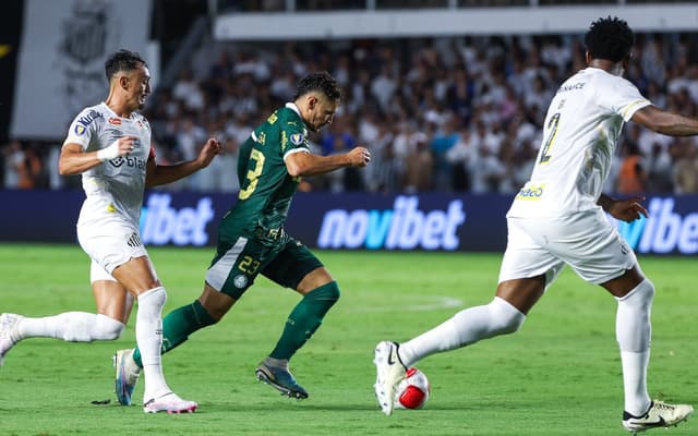 صورة.. احتفالات السعودية تجمع نجم الهلال مع ثنائي النصر 