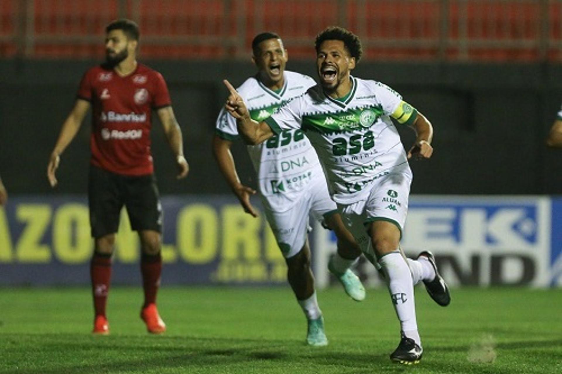 الهلال يتفوق على النصر 